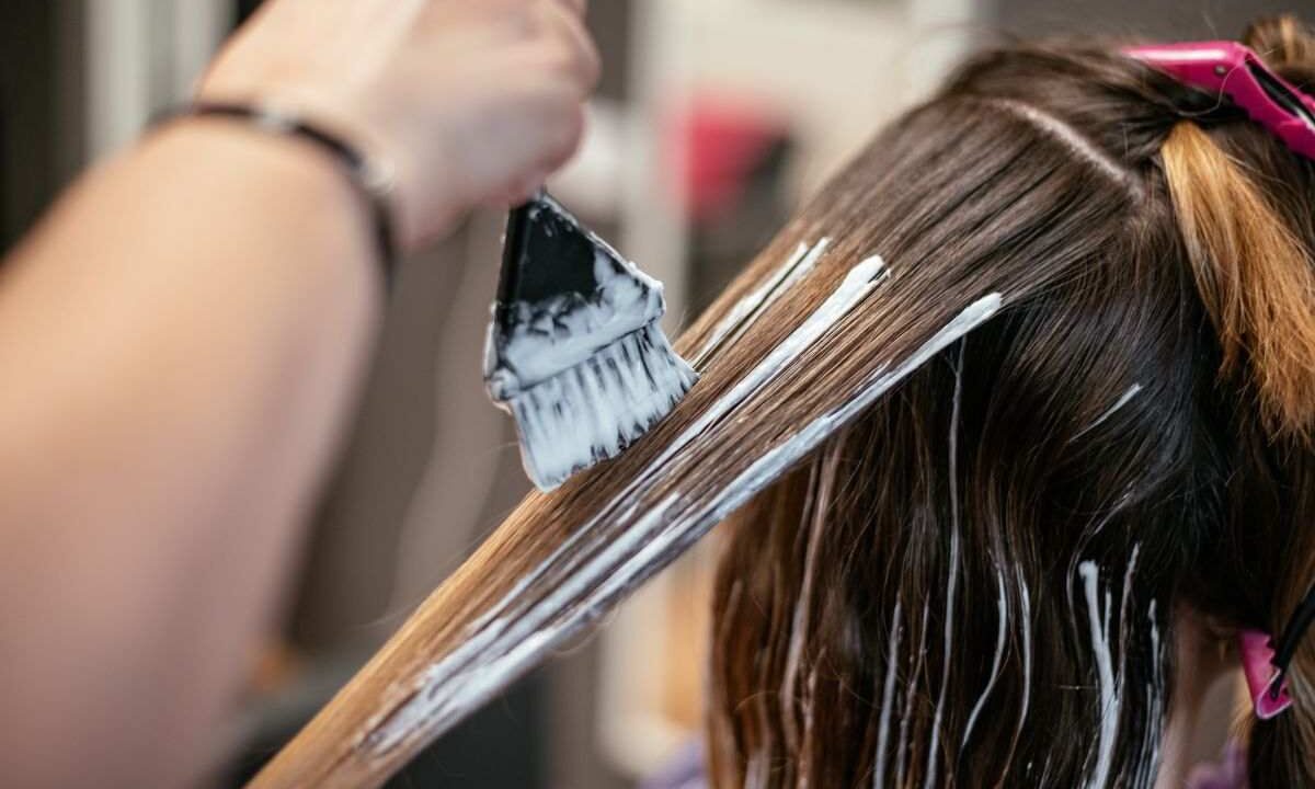trucco per far durare la tinta ai capelli