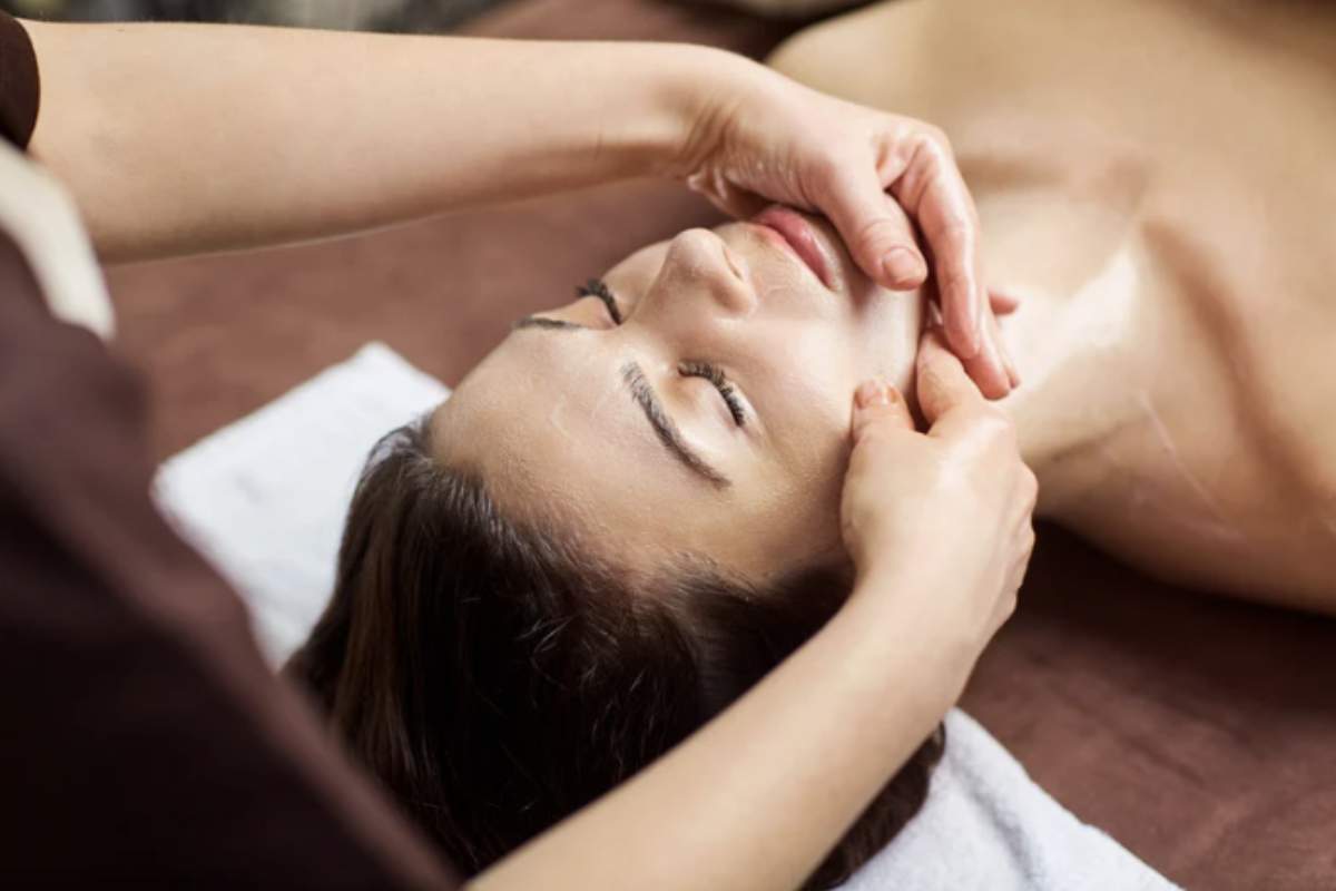 Il Kobido può essere eseguito sia da professionisti esperti sia, in versione semplificata, in autonomia a casa. Per chi desidera cimentarsi