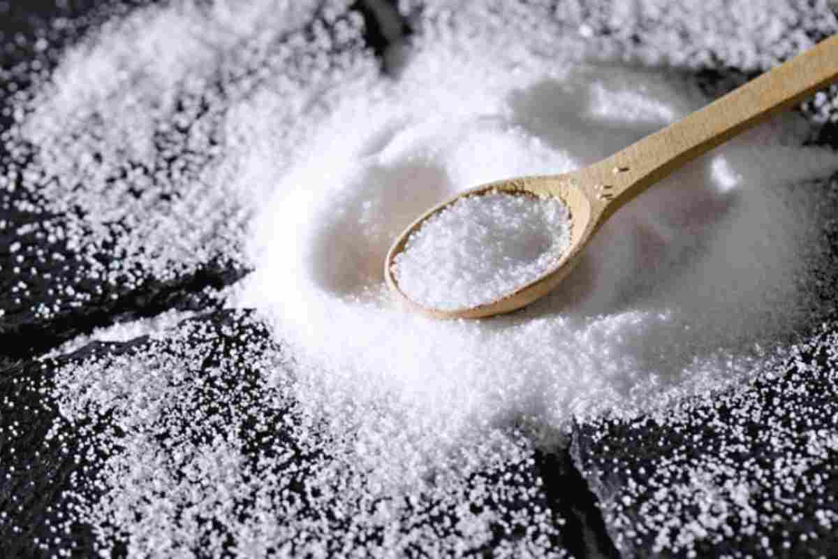 Negli ultimi anni si è diffuso anche un altro fenomeno legato alla cura dei capelli: la scelta consapevole di smettere di tingere i capelli bianchi.