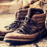 Tra queste idee spicca il riciclo creativo di un accessorio classico e versatile: gli stivali in pelle. In particolare, una tendenza recente