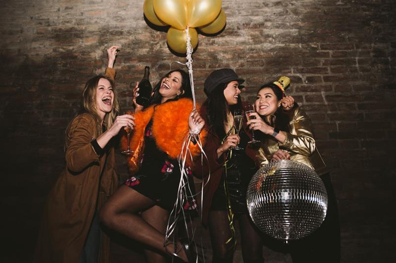 Ragazze in festa: celebrazione di Natale o Capodanno.