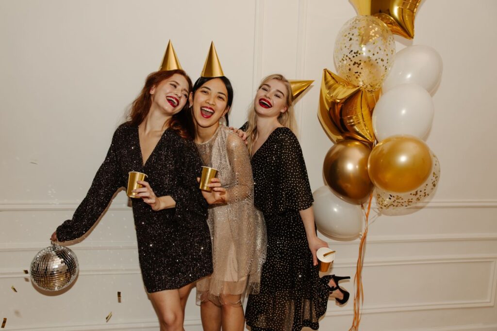 Atmosfera festiva: ragazze a una festa invernale.