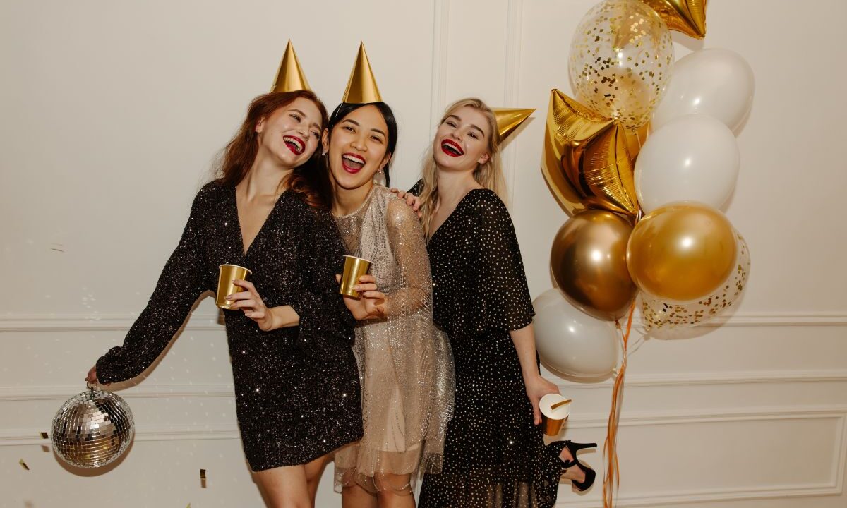 Atmosfera festiva: ragazze a una festa invernale.