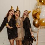 Atmosfera festiva: ragazze a una festa invernale.