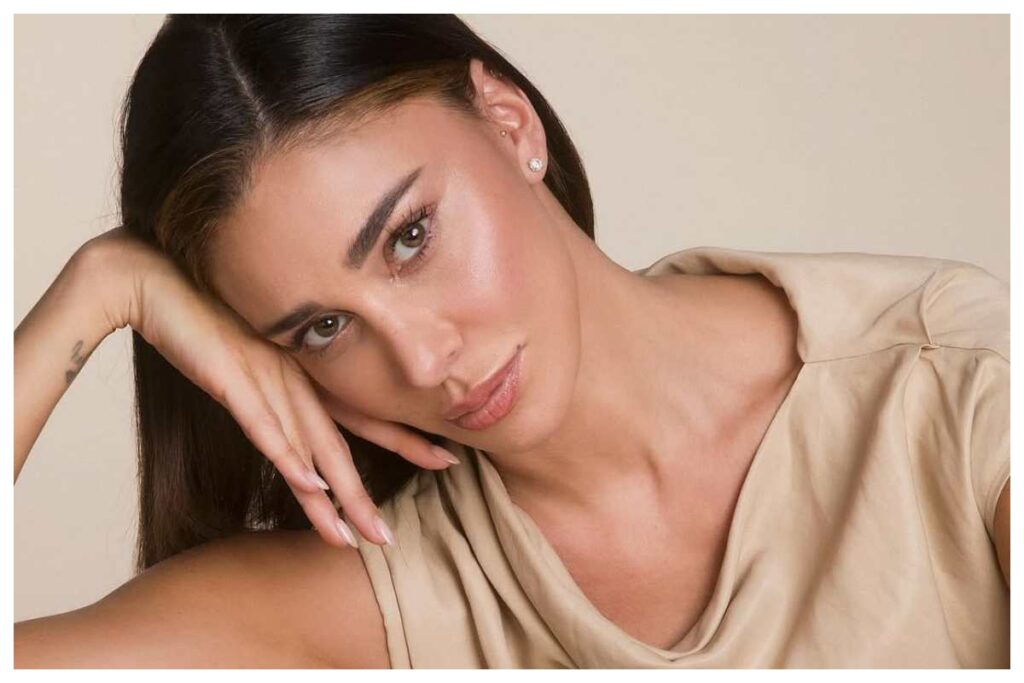 Belen Rodriguez la maschera al salmone