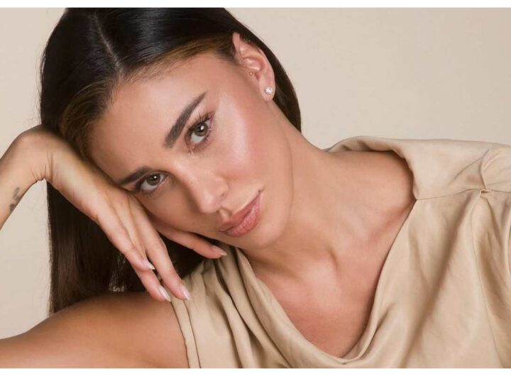 Belen Rodriguez la maschera al salmone