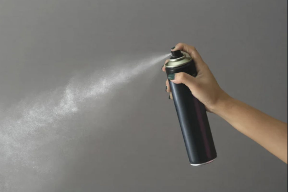 Il parquet o altri pavimenti in legno richiedono un trattamento più delicato. L’uso di solventi aggressivi come l’acetone può compromettere la finitura