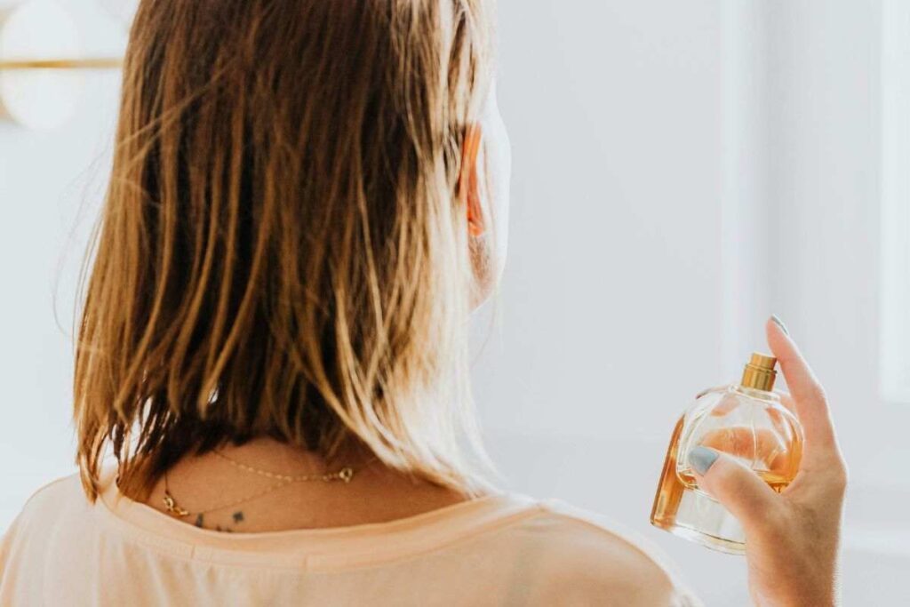 come togliere le macchie di profumo