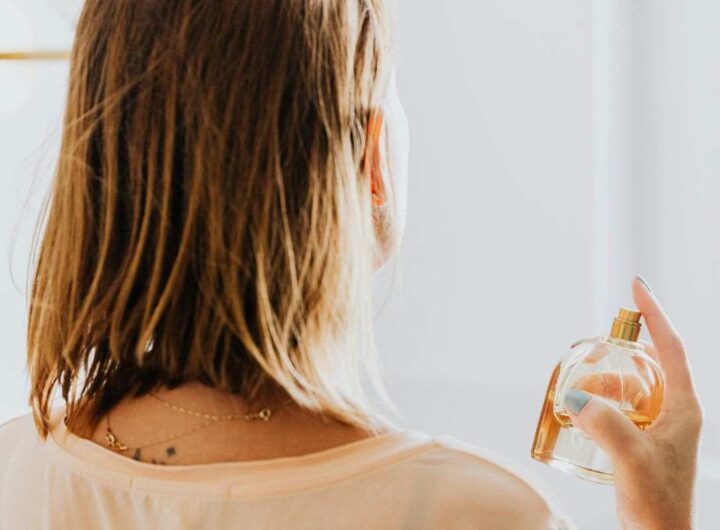 come togliere le macchie di profumo