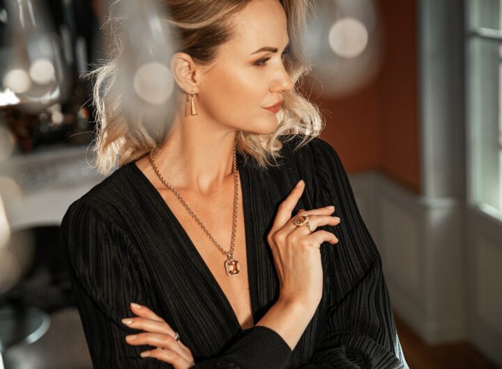 Ragazza impreziosita da una selezione di eleganti gioielli in oro.