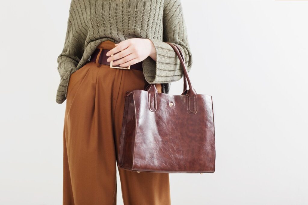 Ragazza che indossa un raffinato paio di pantaloni a palazzo dalla linea fluida.