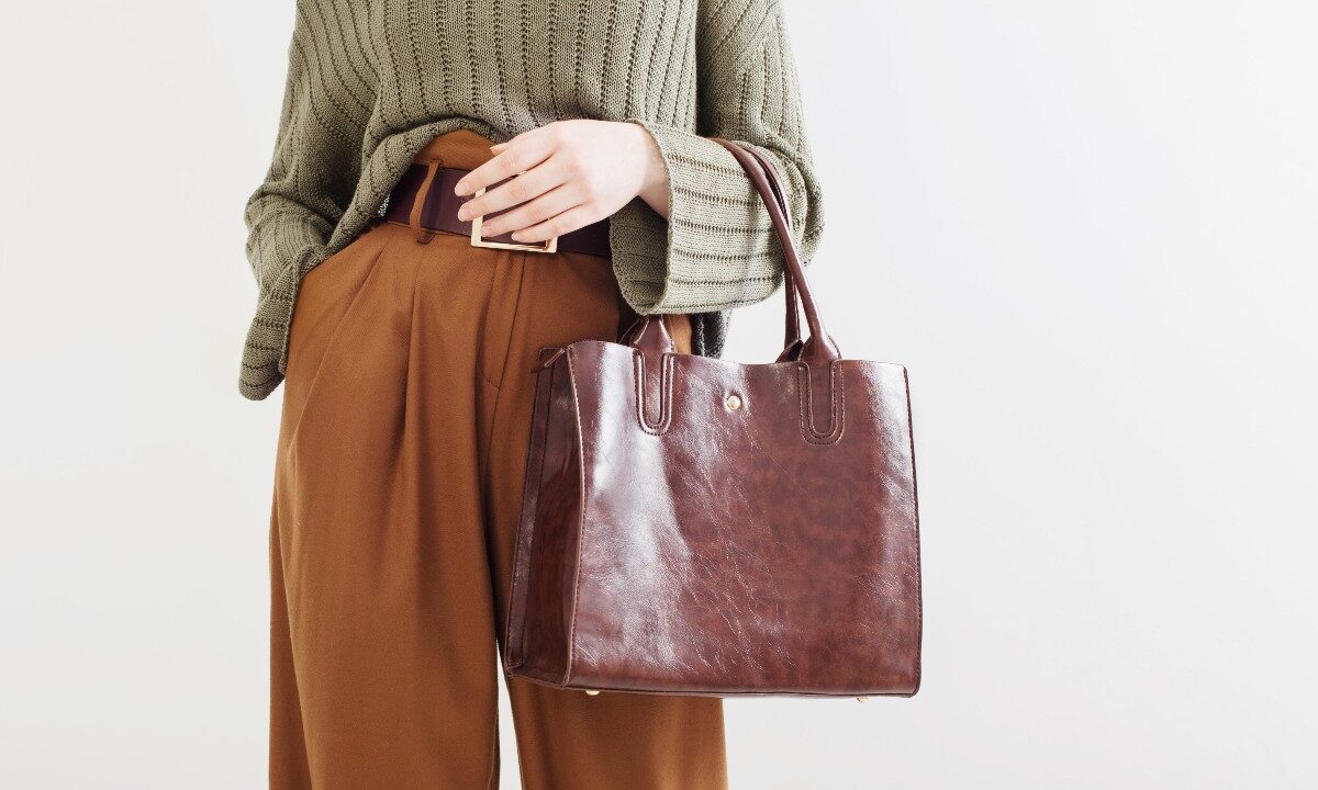 Ragazza che indossa un raffinato paio di pantaloni a palazzo dalla linea fluida.