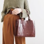 Ragazza che indossa un raffinato paio di pantaloni a palazzo dalla linea fluida.