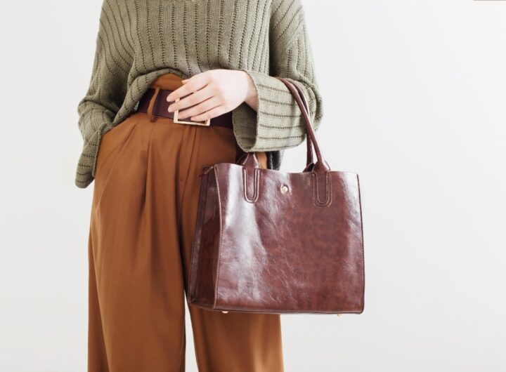 Ragazza che indossa un raffinato paio di pantaloni a palazzo dalla linea fluida.