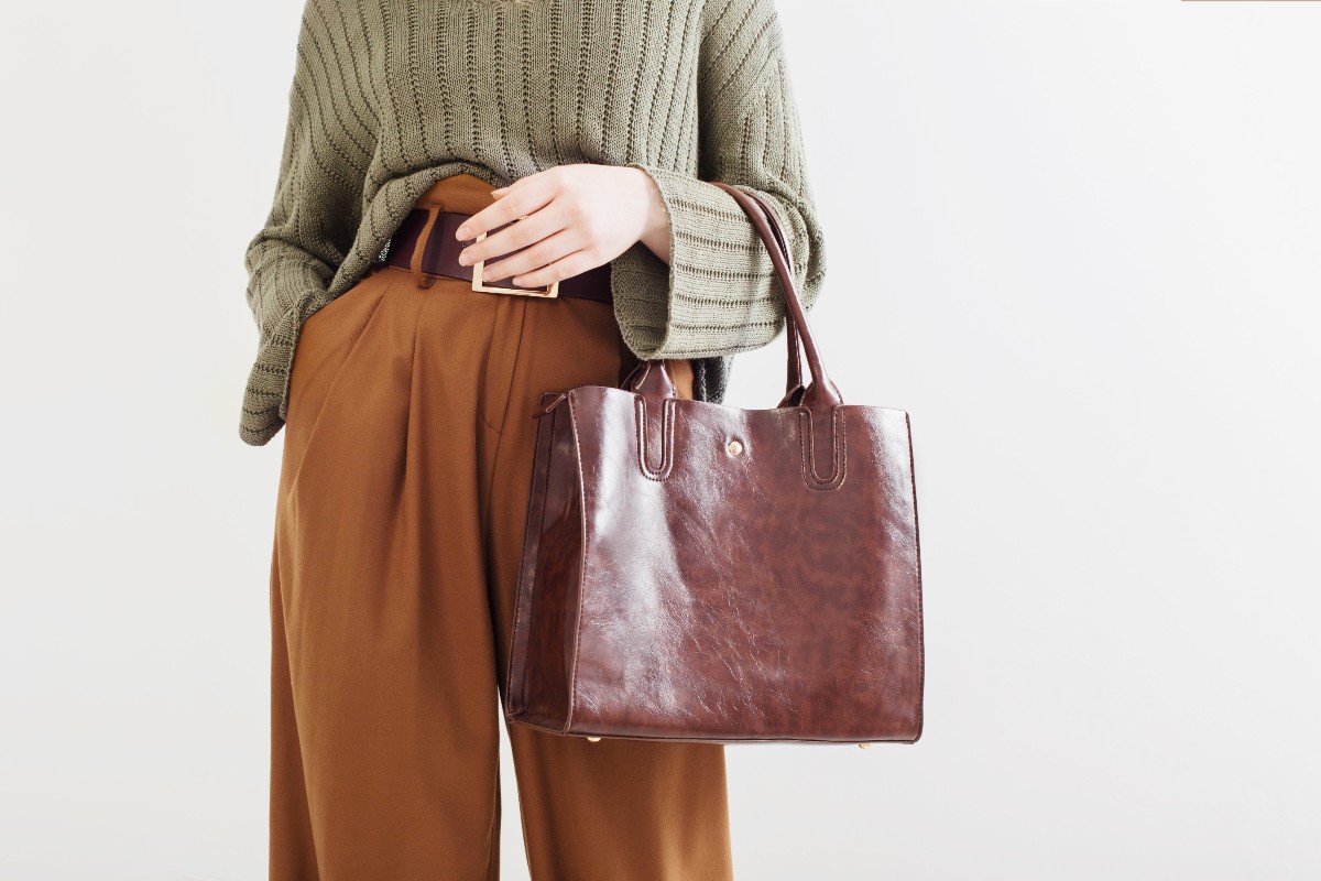 Ragazza che indossa un raffinato paio di pantaloni a palazzo dalla linea fluida.